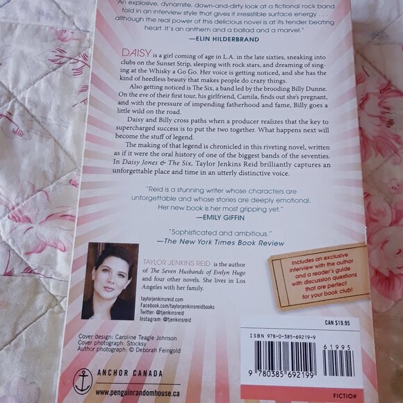 Daisy Jones & The Six: A Novel Taylor Jenkins Reid - Picture 4 of 4